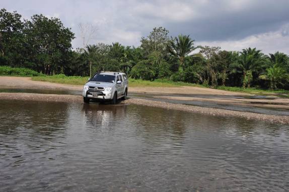 Pronta para cruzar um rio no caminho para Bahía Drake, na Península de Osa, no sul da Costa Rica